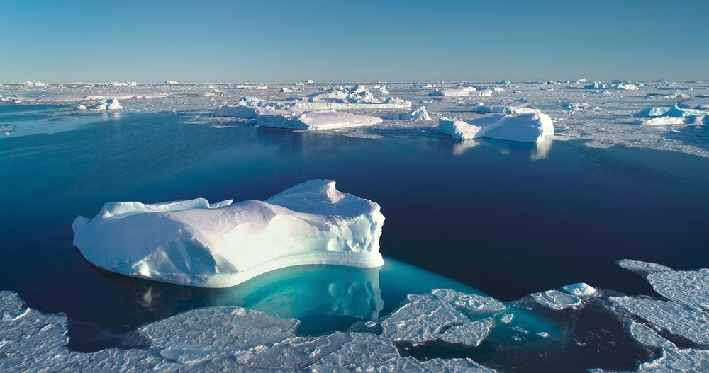 地球温暖化による北極の氷が溶けだしている写真