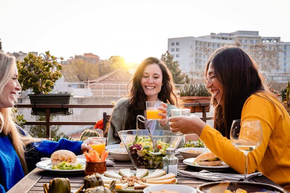 ヴィーガンとベジタリアンの社会的背景を、ヴィーガンの友人とベジタリアンの友人が食事をしながら話しあう