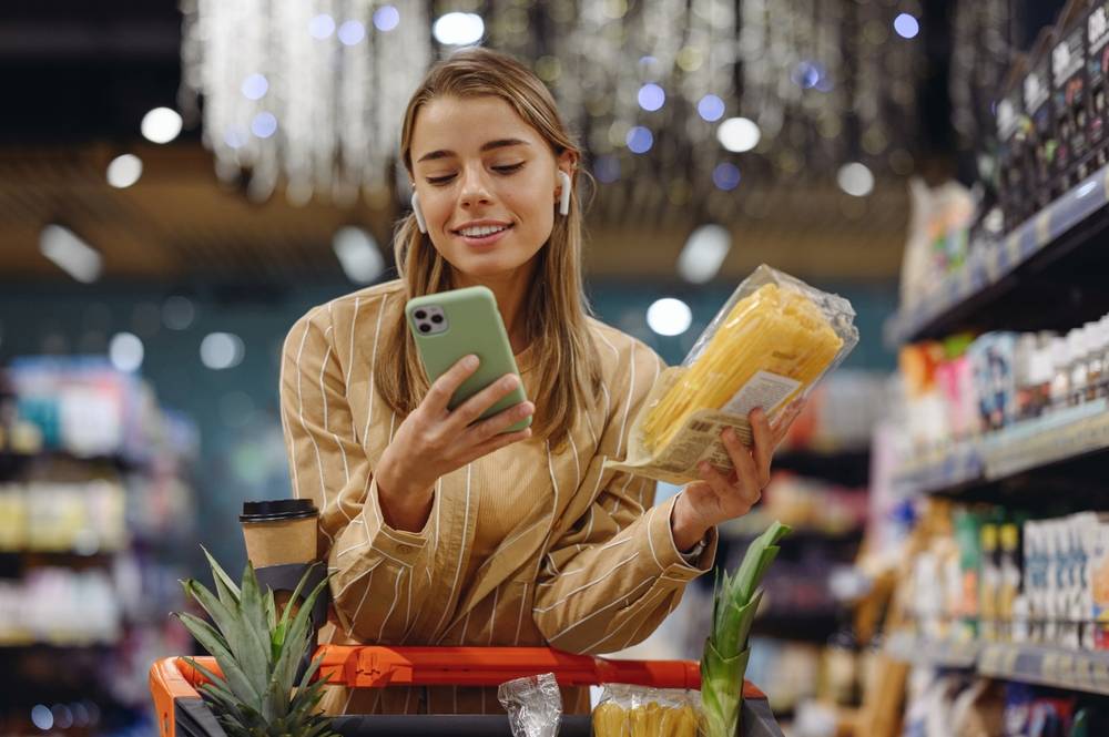 ヴィーガンの加工食品を選ぶ女性の写真